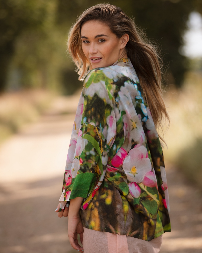 Colmers Hill Fashion blossoming kimono side